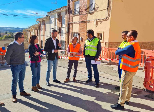 Una inversión de 157.000 euros permite renovar el asfaltado y las redes de agua en ocho calles del Barrio de San Vicente de Caravaca