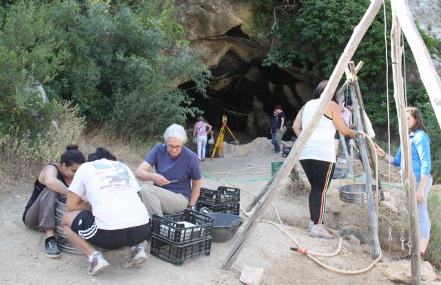 Estudiantes de Murcia, Estados Unidos, Australia, Reino Unido y Canadá participan en la excavación de la Cueva Negra