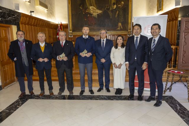El Colegio de Economistas entrega el Ecónomo Honorífico al Ayuntamiento de Caravaca y a la Cofradía de la Vera Cruz