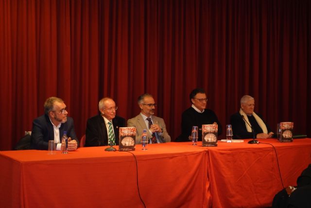 La Casa de la Cultura acogió la presentación del libro 'Caravaca antes de ayer', de José Antonio Melgares