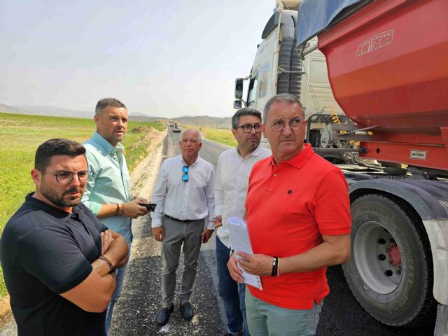 Las obras de reforma de la carretera que da acceso a la pedanía El Moralejo estarán finalizadas la próxima semana