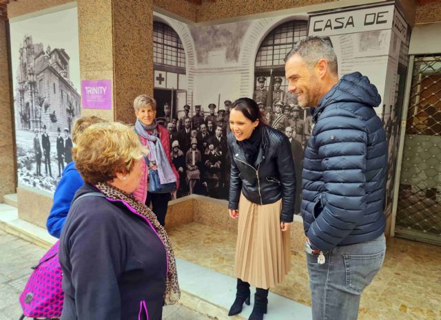 La exposición 'La Caravaca del ayer' muestra en la calle Mayor fotografías en gran formato del Archivo Histórico Municipal