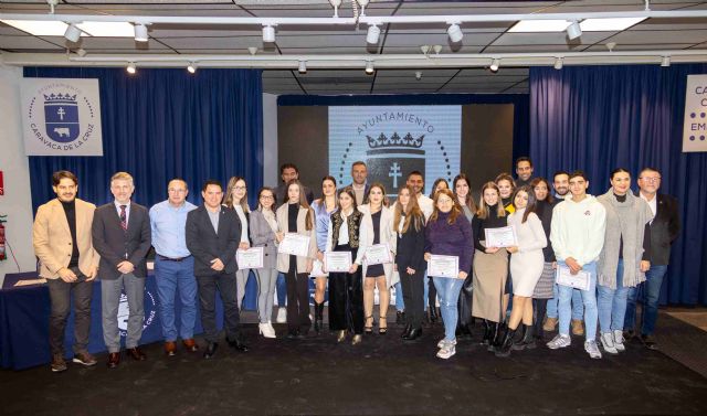 El Ayuntamiento de Caravaca entrega sus Premios Extraordinarios de Educación y las Becas de Movilidad Erasmus a 19 jóvenes del municipio