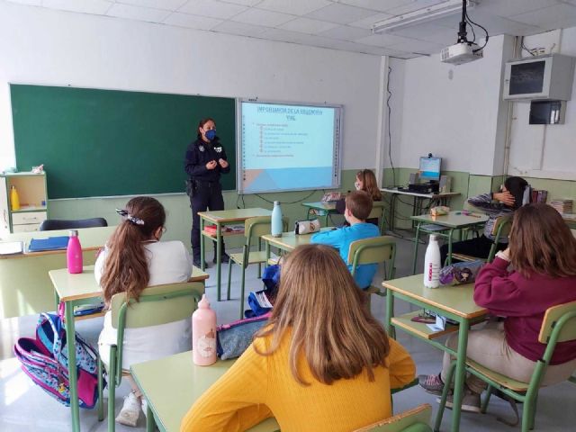 Cerca de 400 alumnos de 5° de Primaria del casco urbano y pedanías se forman en Educación Vial de la mano de los policías tutores